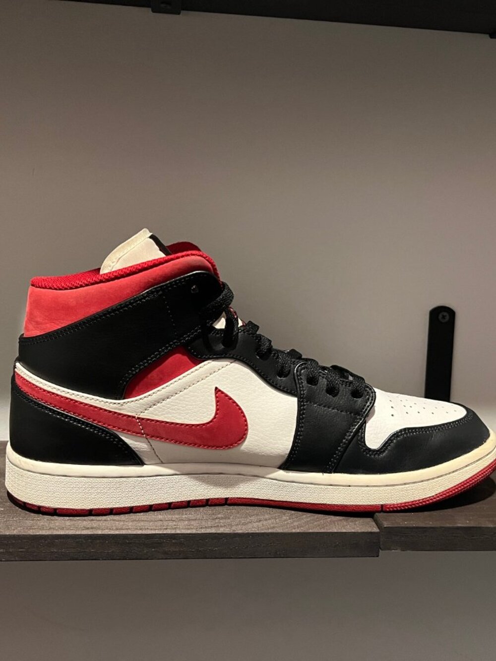 Air Jordan 1 Mid Black Gym red and white 100% authentic - Picture 4 of 14